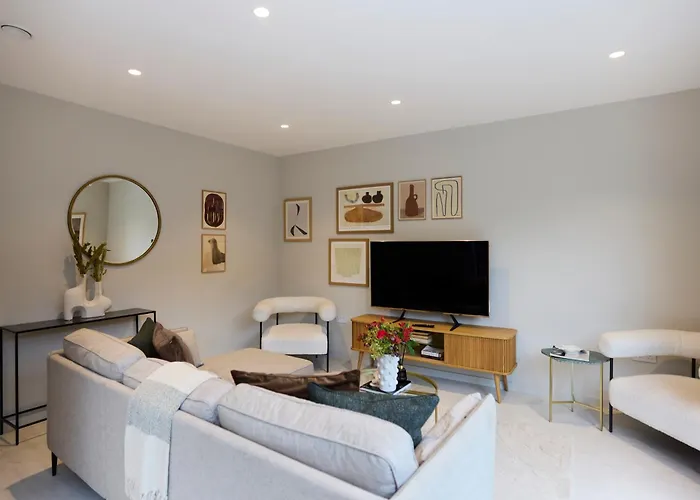 The Letchford Garden Mews - Elegant 2Bdr House With Garden & Patio